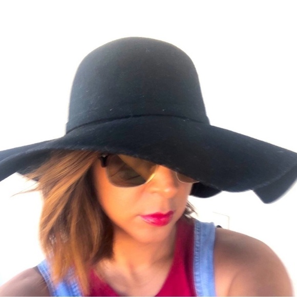 The HATTER COMPANY black  flaps for all season hat